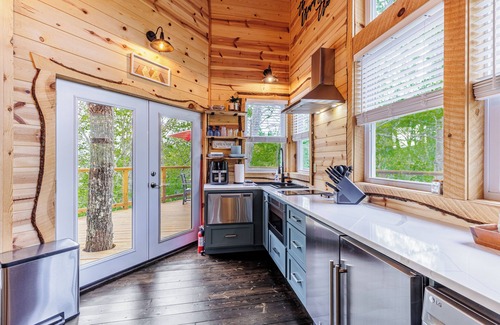 Bryson City Cabin | Tree House Cabin w Hot tub close to downtown & Great Smoky Mountains