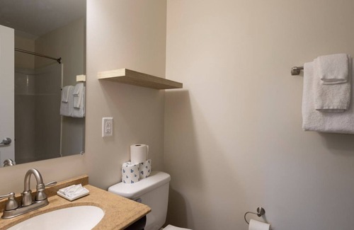 Canton House | Tree House Lodging One in Springdale Golf Resort
