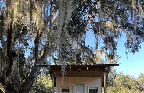 Dunnellon Cottage | TREE HOUSE! OFF THE GRID STAY! 10 minutes to Rainbow River 20 minutes to WEC