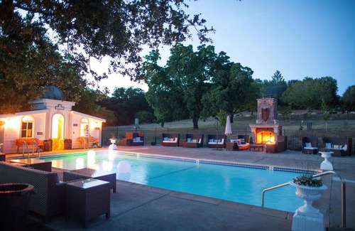 Calistoga Cottage | TREE HOUSE, WITH INDOOR/OUTDOOR SHOWER, PRIVATE DECK, POOL & INFIINITY HOT TUB