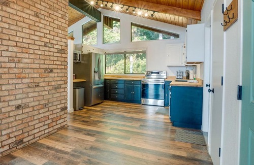 Gold Beach House | Tree-Lined Gold Beach Retreat with Multiple Decks!