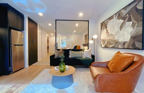 Newton Apartment | Tree-Lined Parkside Holiday Studio with Pool & Gym