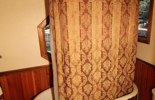 Cave Junction Resort | Tree Room Schoolhouse Suite!