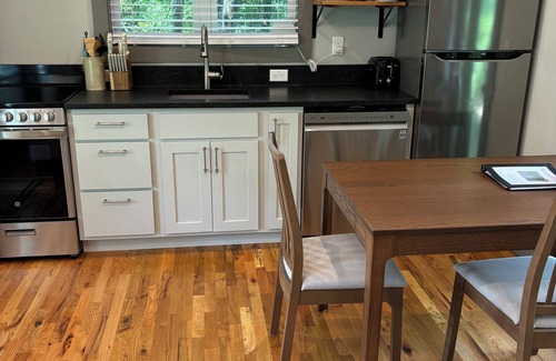 Valley Hill House | Tree-Top 1-Bed Cottage, 3.5 miles to Downtown Hendersonville