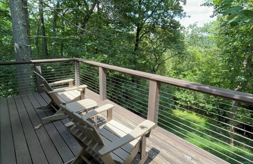 Valley Hill House | Tree-Top 1-Bed Cottage, 3.5 miles to Downtown Hendersonville
