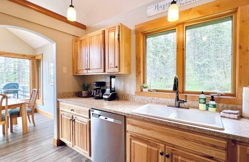 Dayton House | Tree Top Cabin with access to Flathead Lake