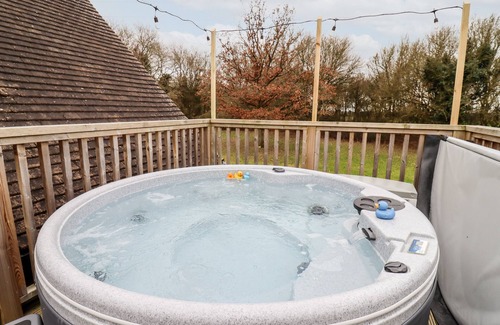 Stonesfield Cottage | TREE TOPS, family friendly, with hot tub in East End