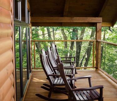 Millersburg House | Treehouse #1 by Amish Country Lodging