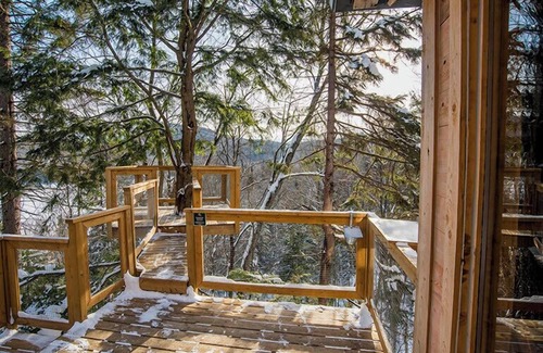 Saint-Faustin-Lac-Carre House | Treehouse #16 (Lakefront)