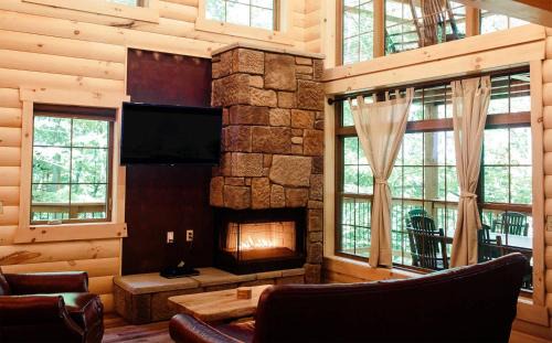 Millersburg House | Treehouse #2 by Amish Country Lodging