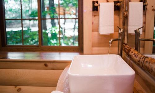 Millersburg House | Treehouse #3 by Amish Country Lodging