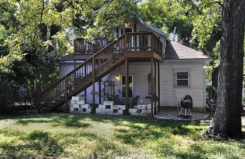 Holly Apartment | Treehouse Apt, Cute Converted Attic Apt. Above a House near Downtown
