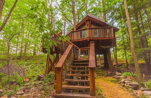 Farmington Cabin | Treehouse at Fernstone | 1BR,1BA, Hot Tub, Secluded