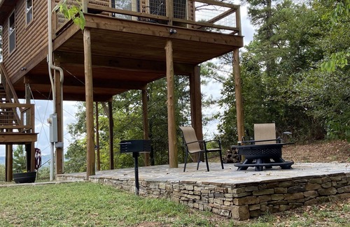 Paris Cabin | Treehouse/cabin with an amazing view of Mount Magazine