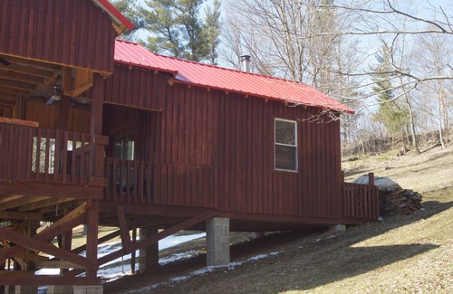 Stump Creek RV Rental | Treehouse-Camping Cabin - Pet friendly - No Smoking on property