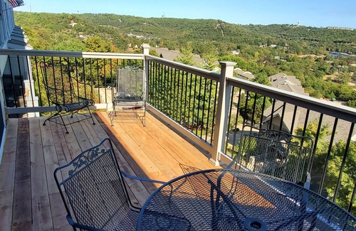 Indian Point Condo | Treehouse Condos - Branson