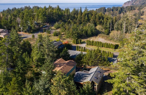 Neahkahnie Beach Cabin | Treehouse Hideaway by Avantstay Mountain View Beach House Walk to Manzanita Beach