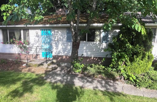 Rainier Valley House | Treehouse in Rainer Beachn2BR/1bath 800 sq feet home