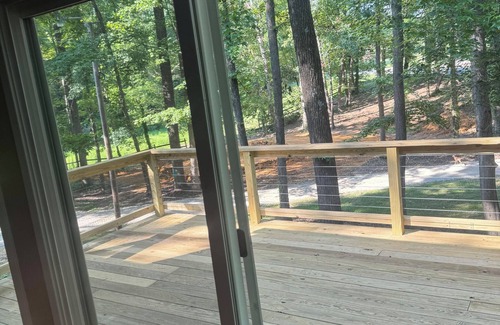 Albemarle House | TREEHOUSE NOW AVAILABLE! nA 5-bedroom, 2 driveways, 1.2 acres. 807 Brunson Drive