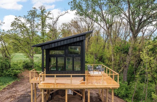 Oakdale Apartment | Treehouse on a large lavender farm + all amenities!