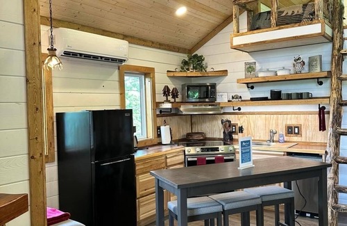 West Siloam Springs Apartment | Treehouse overlooking Oklahoma Scenic Waterway Flintcreek.