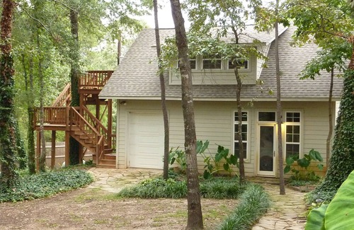 Pittsburg Apartment | Treehouse: Romantic Hideaway on Private Lake