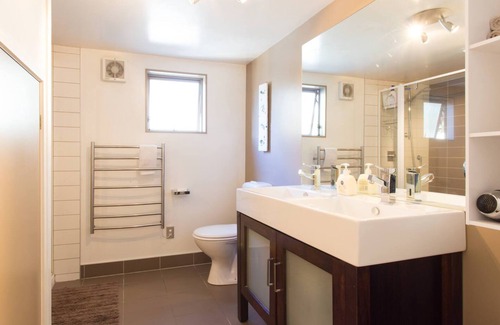 Arthur's Point House | Treehouse Spa Escape