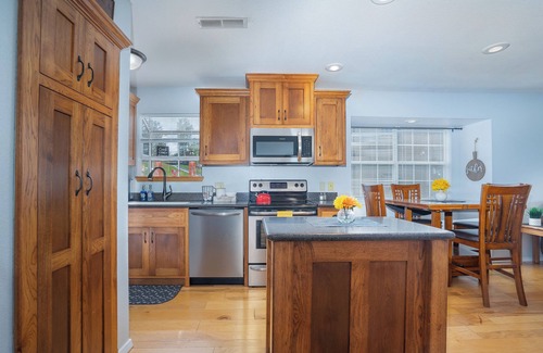 Indian Point Condo | Treehouse Vibes | No Stairs | 2BR w/Deck + Lake