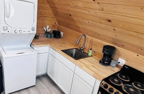 Marion Cabin | Treehouse w/Hot Tub near Shawnee National Forest