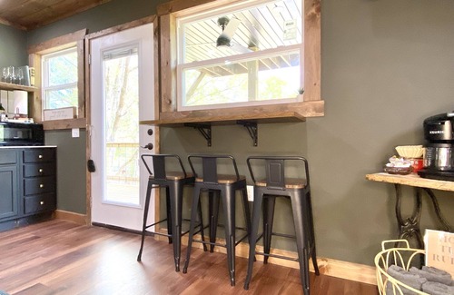 Imboden Cabin | Treehouse w/HOT TUB & Wi-Fi, secluded