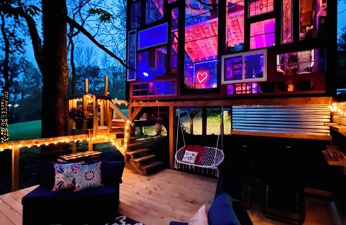 Doyle Apartment | Treehouse with Wall of Windows#Love#Waterfalls#OutdoorMovieNight#TNStateParks
