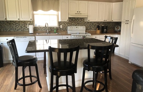 Pottsboro House | TREES AND DECKS AND TOTALLY UPDATED 2 BEDROOM COTTAGE
