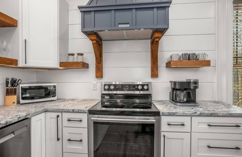 King House | Treetop - 3 King Suites- sister property next door #1559015