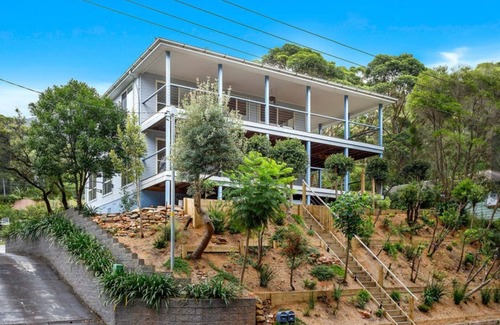 Bulli Tops Apartment | Treetop Beach Apartment 2 Coledalen3 mins walk to beach