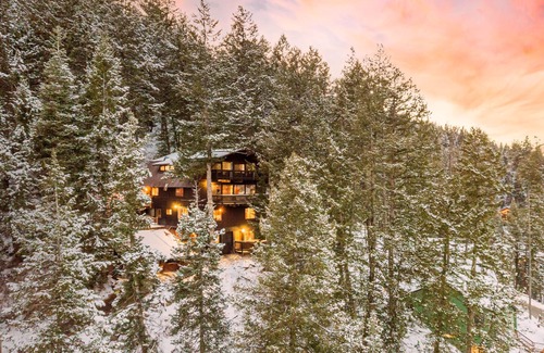 Summit Park Cabin | Treetop by AvantStay | Rustic Secluded Cabin w Views in Summit Park