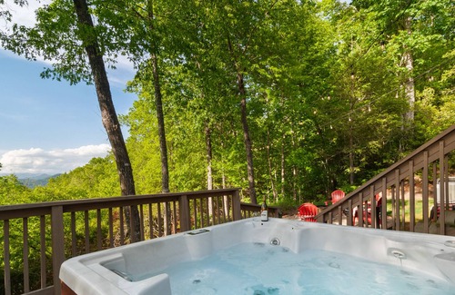 Whittier House | Treetop cabin, BRAND-NEW 6-person hot tub, pool table, full yr views