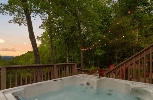 Whittier House | Treetop cabin, BRAND-NEW 6-person hot tub, pool table, full yr views