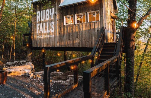 Chattanooga House | Treetop Hideaways: Redbud Treehouse in Chattanooga