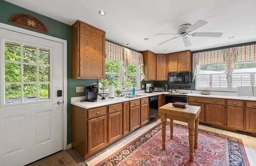 Montreat Cabin | Treetop Montreat/Blk Mtn 5BR/4BA cabin w/Creek just 20 minutes to Asheville!