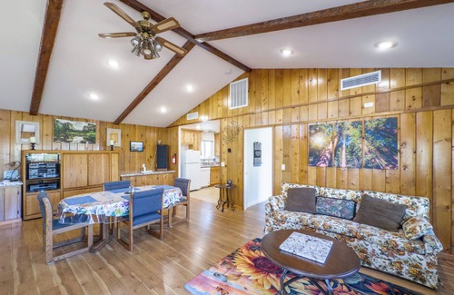 Mariposa Cottage | Treetop Villa, Charming cottage on 100 acres with WiFi and AC in serene Mariposa