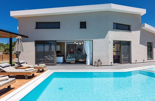 Asteri Villa | TreeTop Villa I, Private Pool, BBQ & Playground, close to Beach & Shops