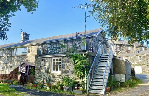 Borth-y-Gest Cottage | TREETOPS FLAT, pet friendly, with a garden in Porthmadog