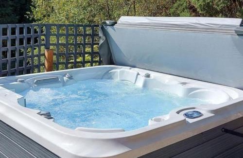 Rockcliffe Ski Chalet | Treetops Luxury Log Cabin - Hot tub, BBQ & Sauna