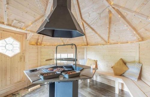 Rockcliffe Ski Chalet | Treetops Luxury Log Cabin - Hot tub, BBQ & Sauna