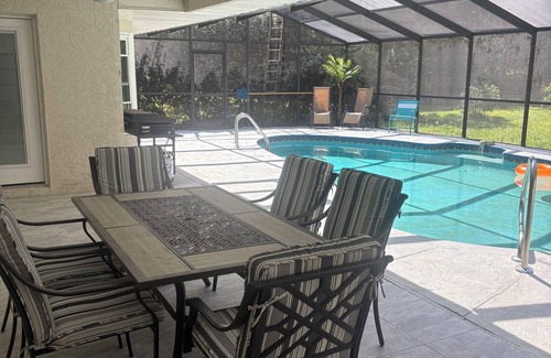 Riverhaven Village House | Tremendous 3-bedroom pool house in Homosassa 2600 sq ft executive home.