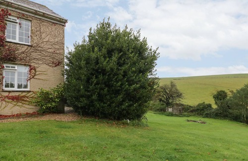 Fowey Cabin | TRENANT LODGE, pet friendly, with a garden in Fowey