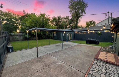 Greater Heights House | Trendy! 2 bed, 1 bath home in the Heights. FULLY fenced in yard. 5 min to d-town
