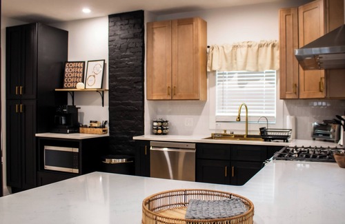 Detroit - Shoreway House | Trendy 3-bedroom home in Ohio City Cle with WiFi & walkable area