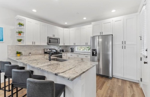 University Hills and Windsor Park House | Trendy 4BR Oasis, Central Spot, Relax & Explore