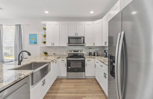 University Hills and Windsor Park House | Trendy 4BR Oasis, Central Spot, Relax & Explore